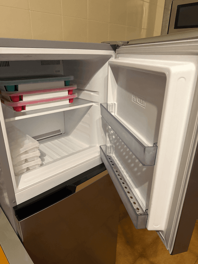 Small Beko refrigerator/freezer (RDNT231I30XBN)